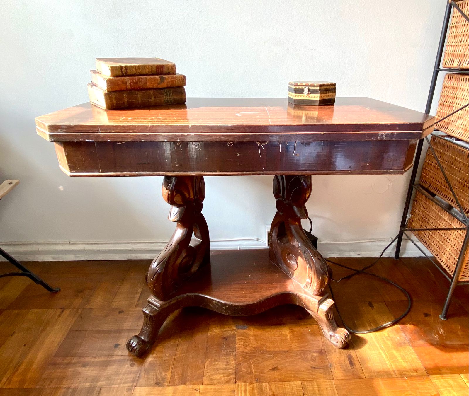 Mesa antigua con extensiones