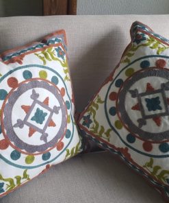 Par de cojines bordados con relleno