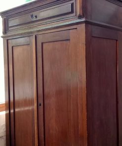 Mueble de madera antiguo