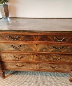 Cómoda cubierta mármol y bronce