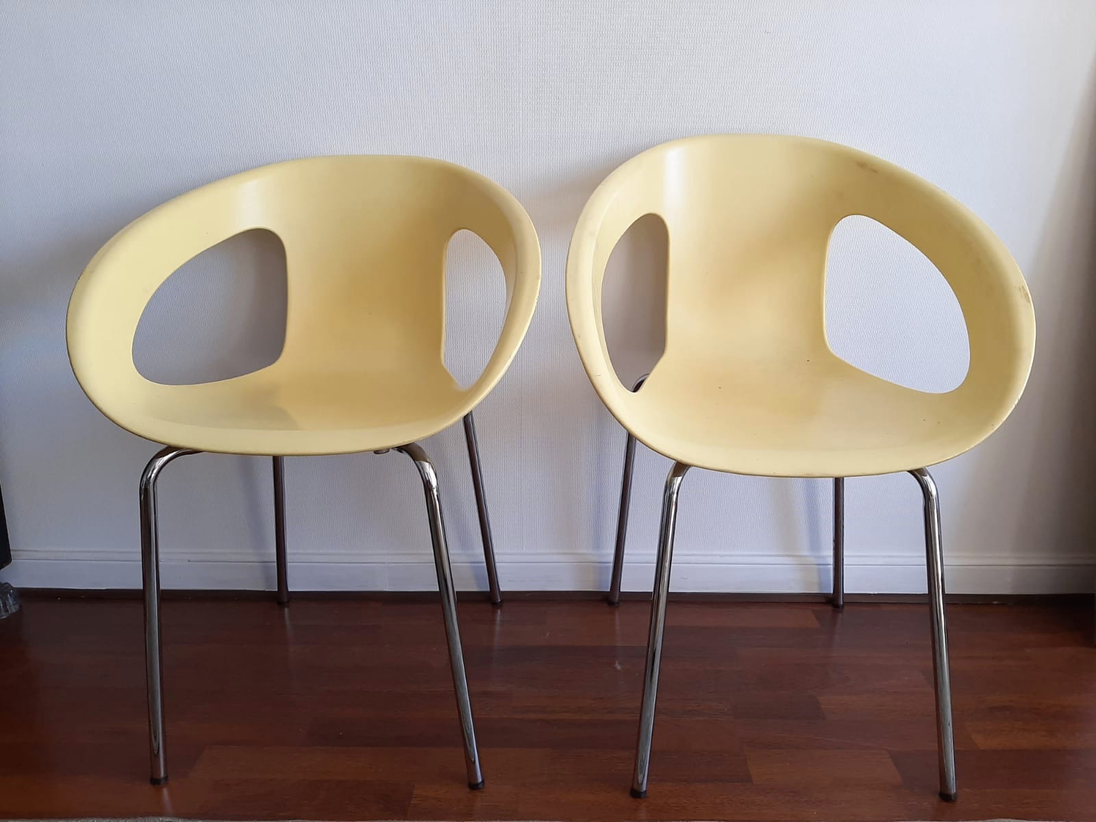 Par de sillas amarillo claro