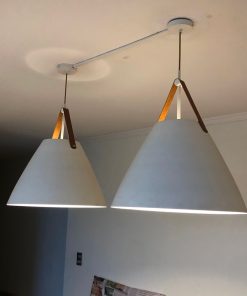 Lámparas blancas metálicas con correa de gamuza