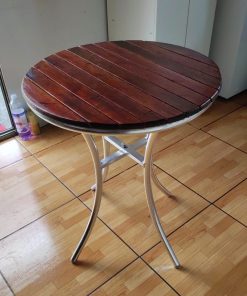 Mesa base metal y cubierta madera