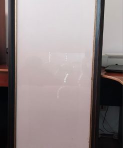 Marco con vidrio y fondo blanco