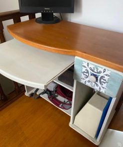 Escritorio de madera pintado con pintura a la tiza