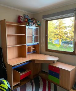 Escritorio con repisas y cajonera