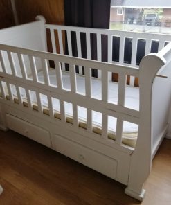 Cuna de madera con colchón