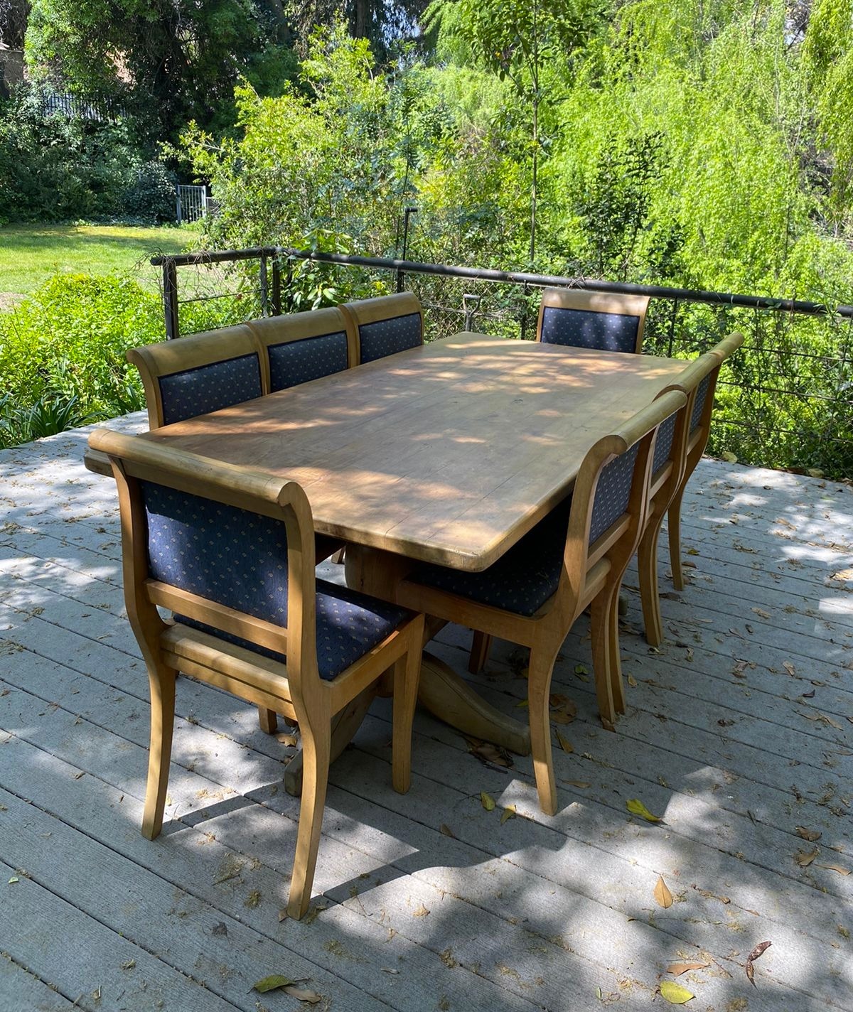 Comedor de madera con 8 sillas