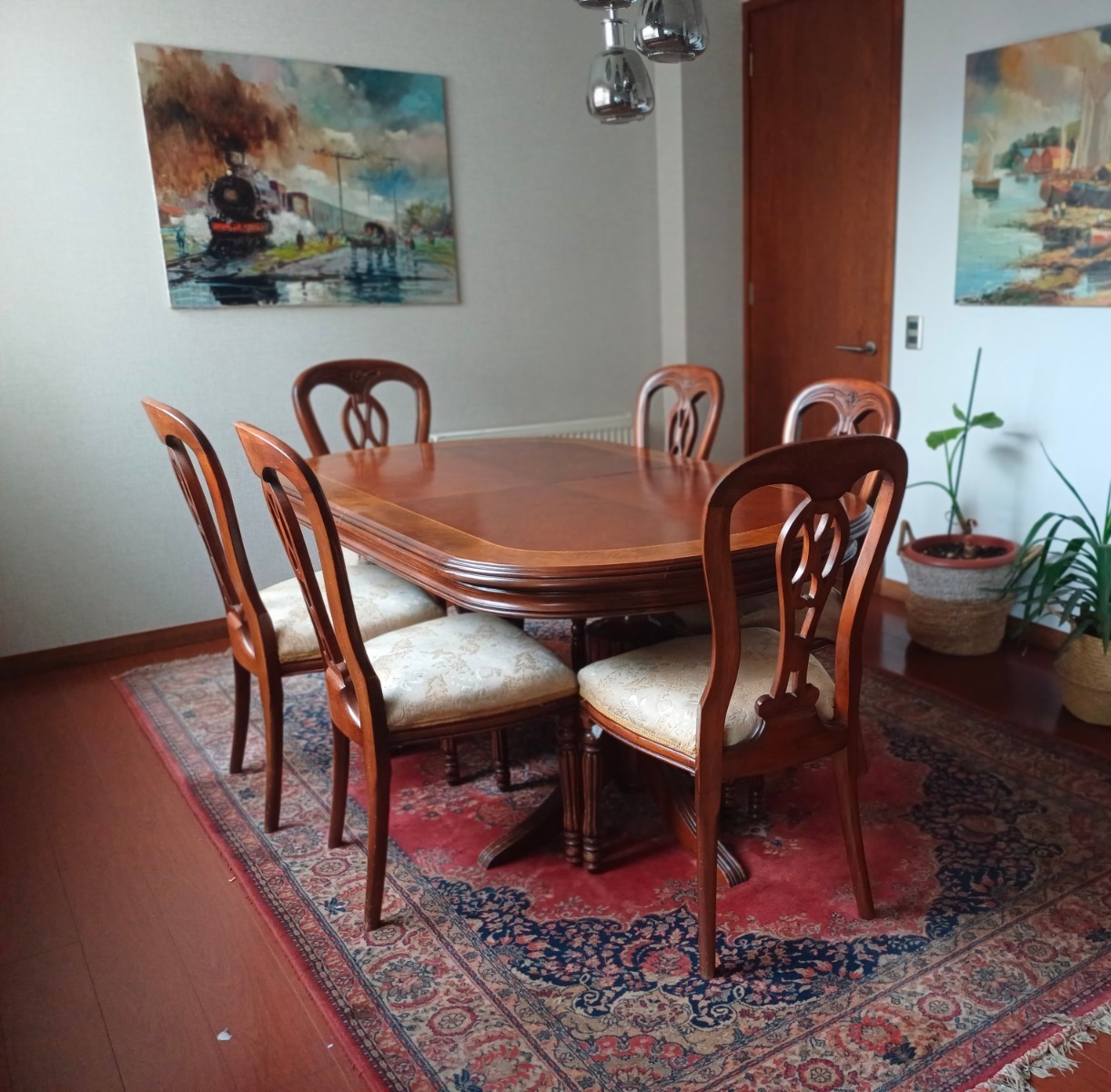 Fino juego de comedor con 6 sillas