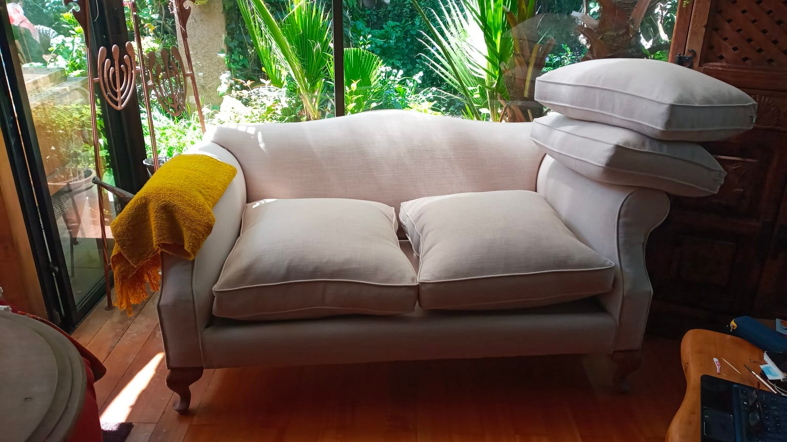 Sofá tienda Alonso de Cordova - Imagen 2