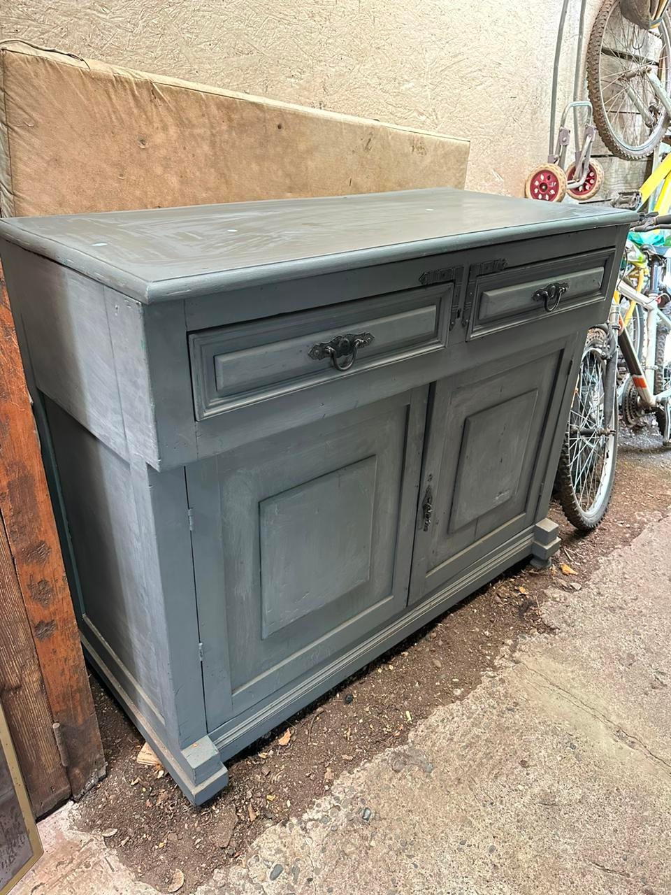 Mueble aparador de madera antiguo