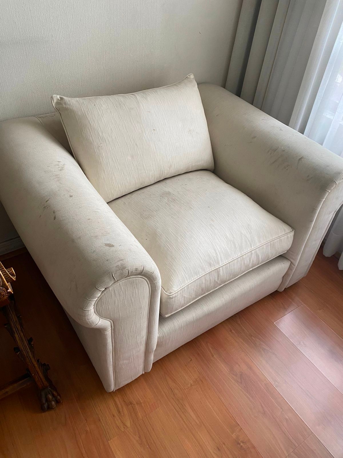 Sillón tela color crudo