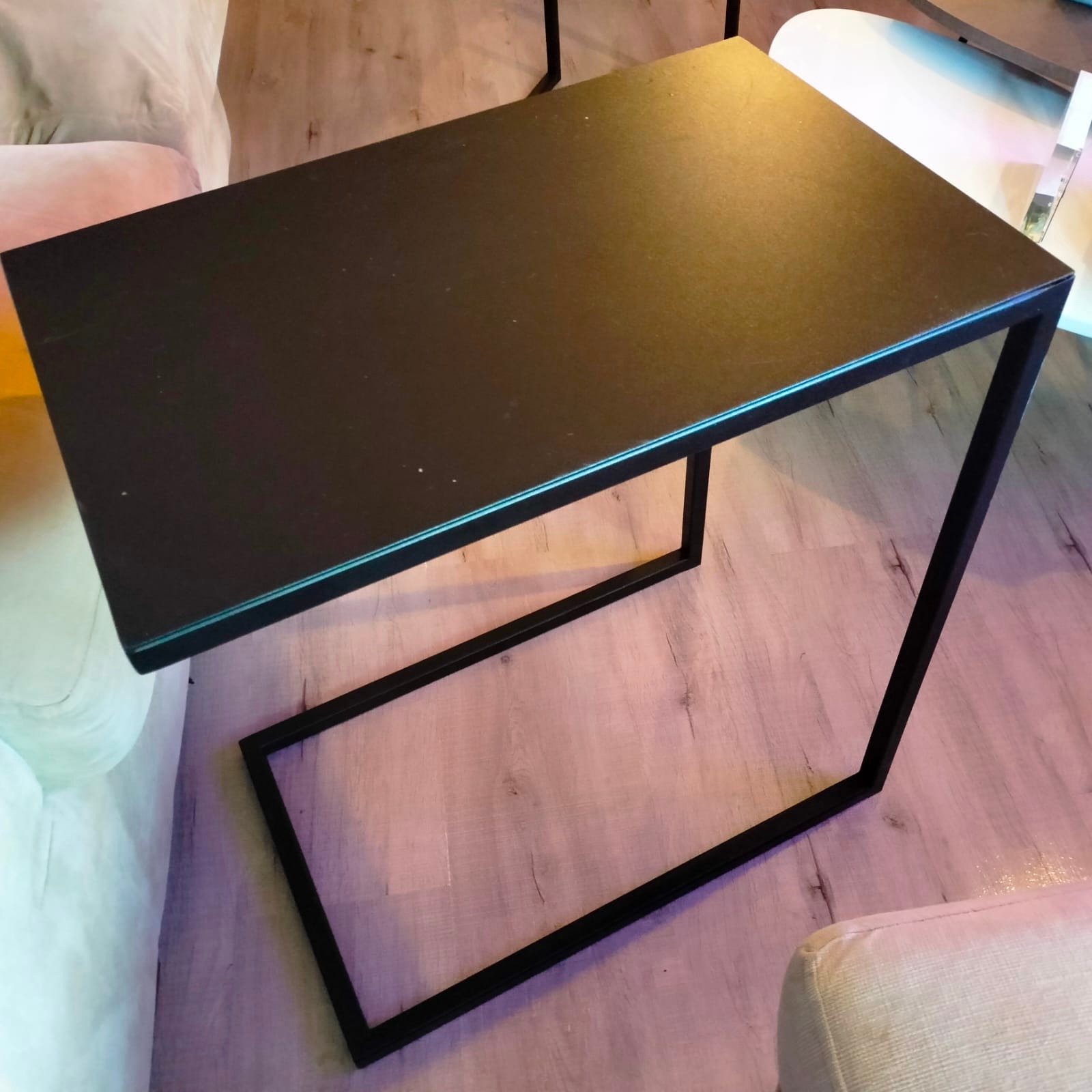 Mesa lateral metálica multifuncional
