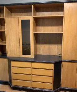 Mueble de madera con repisas de vidrio y cajones