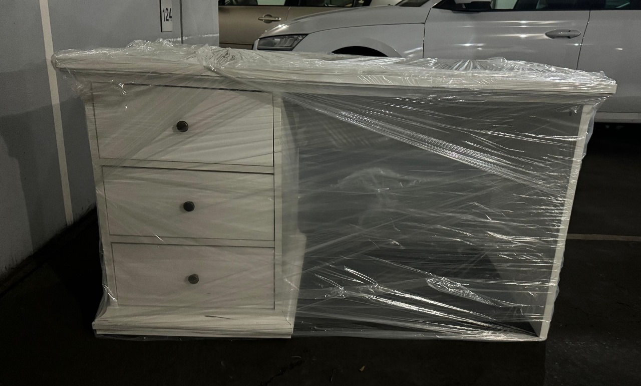 Escritorio blanco con cajonera
