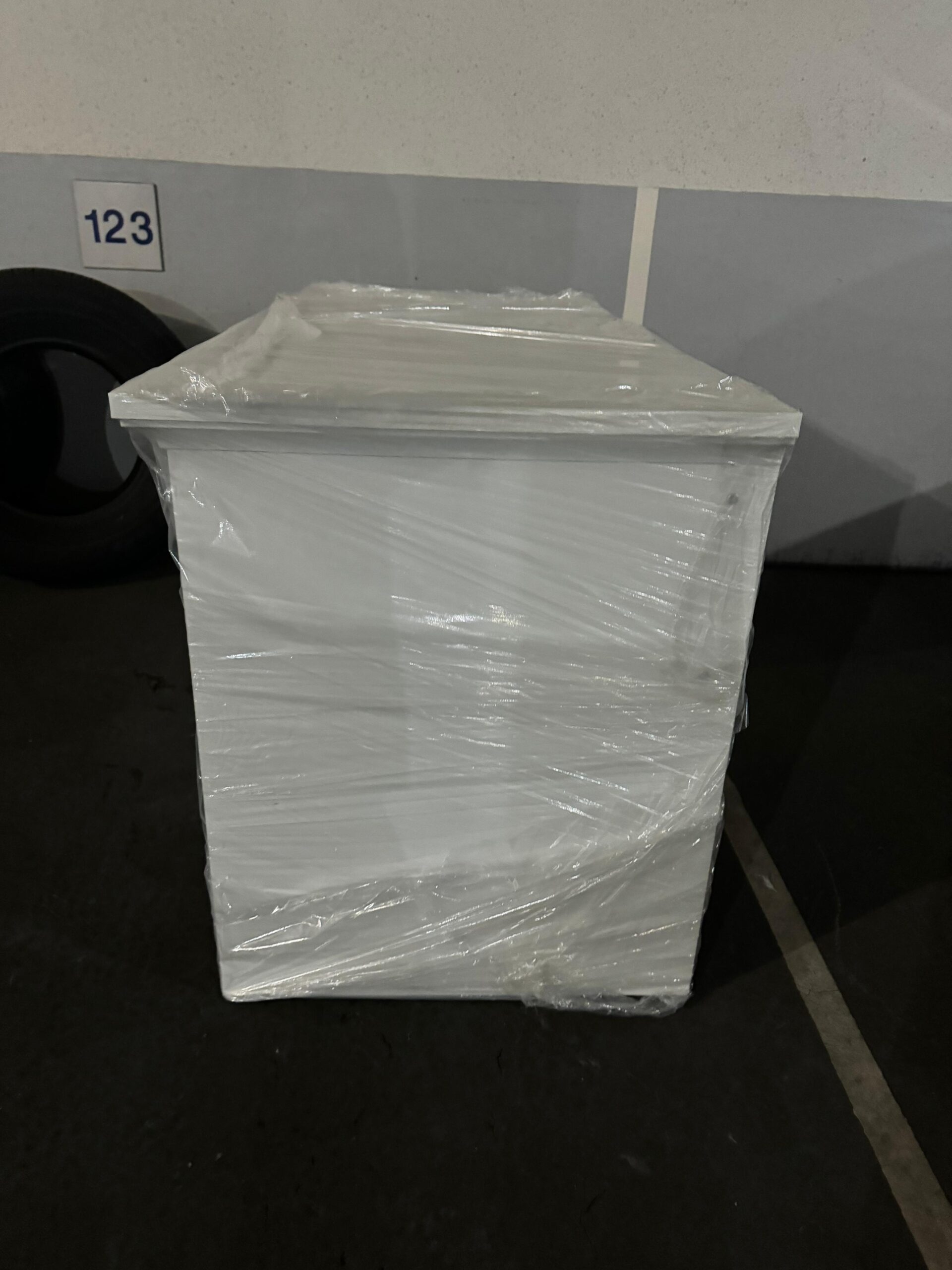 Escritorio blanco con cajonera - Imagen 4