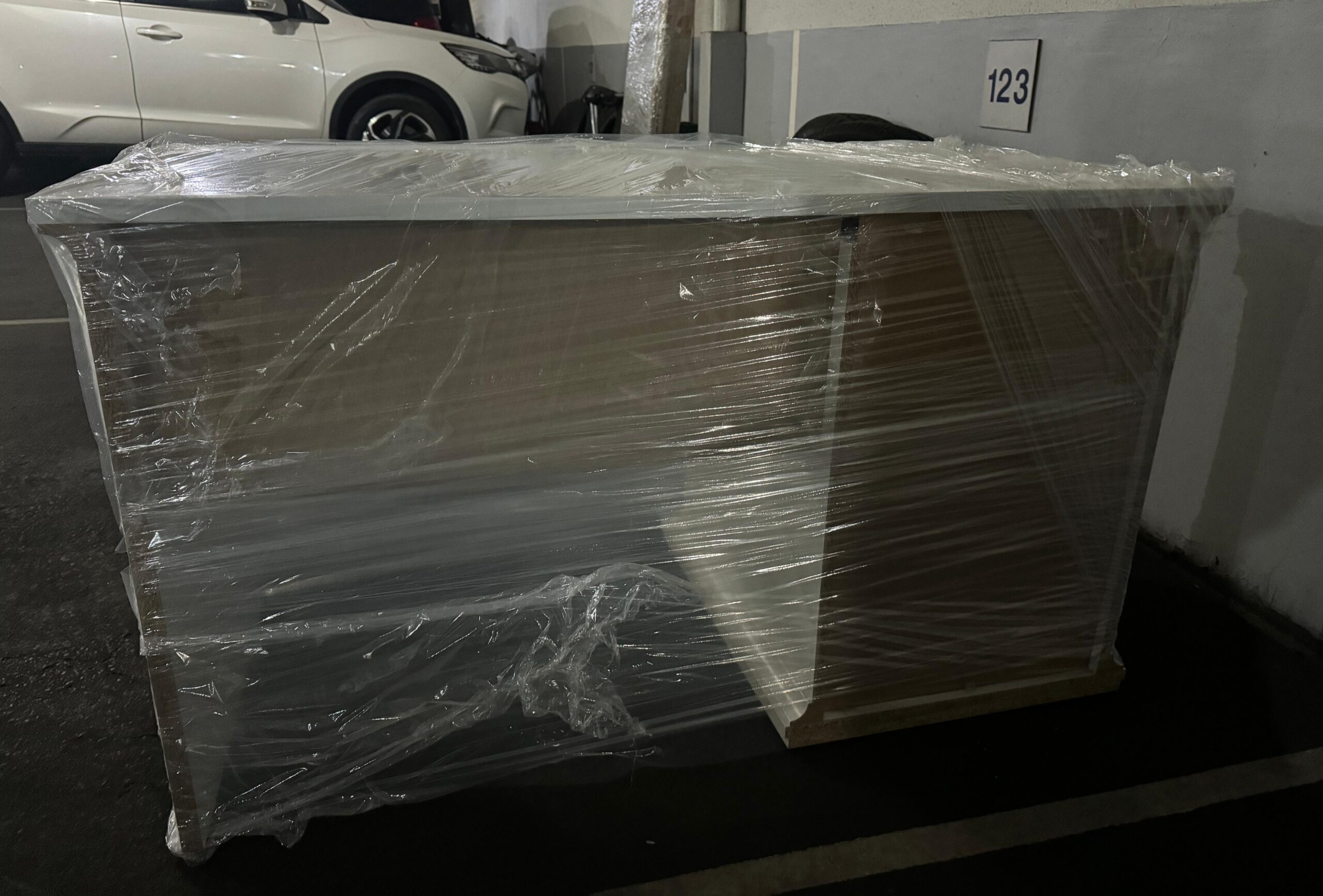 Escritorio blanco con cajonera - Imagen 3