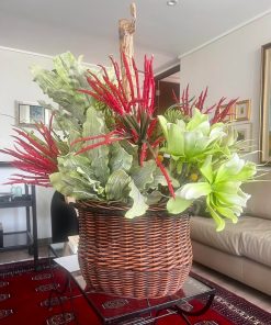 Cesto mimbre ovalado con flores artificiales