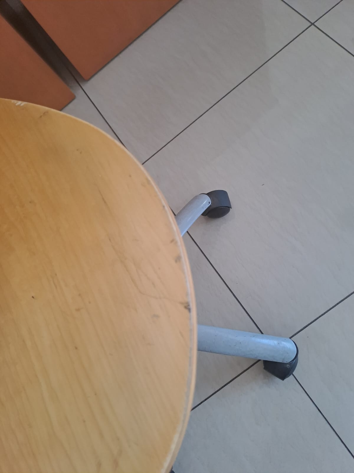 Silla escritorio de madera con ruedas - Imagen 2