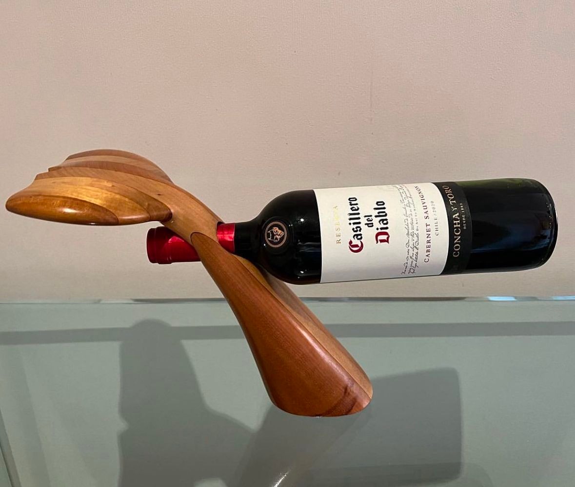 Porta botella madera forma cola ballena