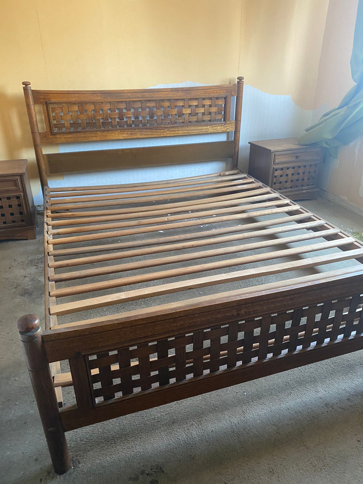 Cama 2 plazas con par veladores