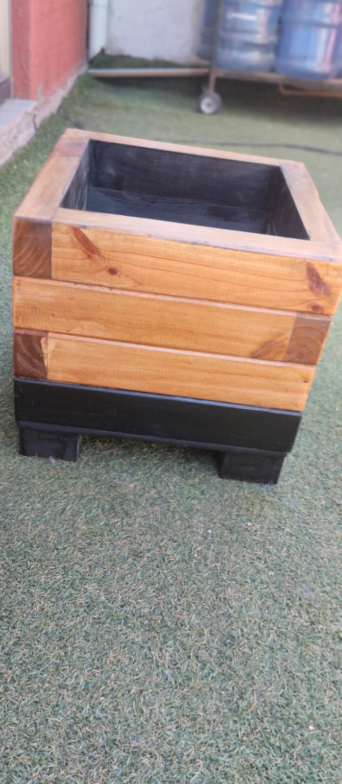 Maceta rústica de madera - Imagen 2