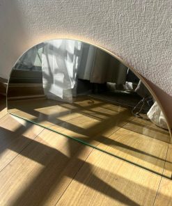 Espejo media luna sobre madera