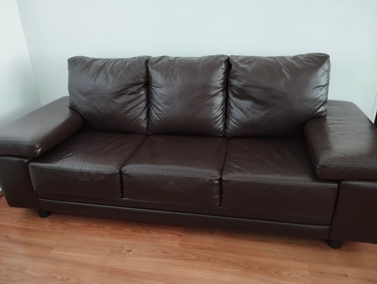 Sofá 3 cuerpos Rosen cuero café oscuro