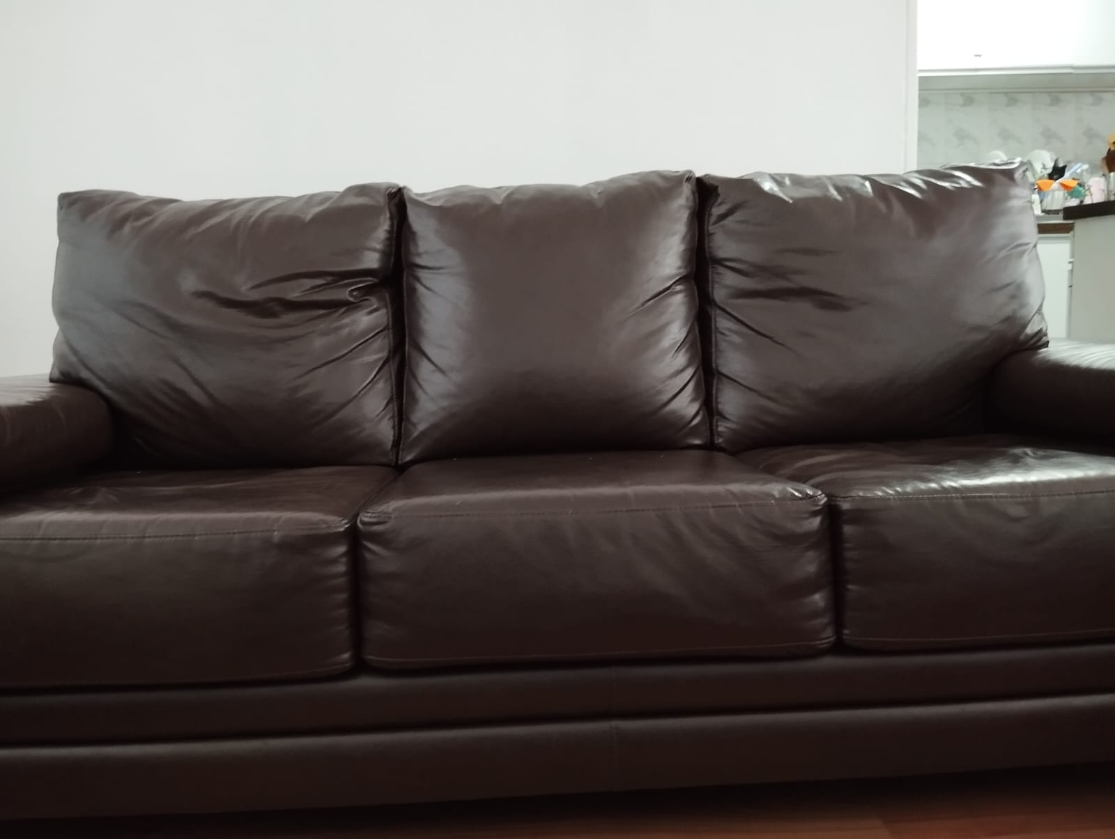 Sofá 3 cuerpos Rosen cuero café oscuro - Imagen 3