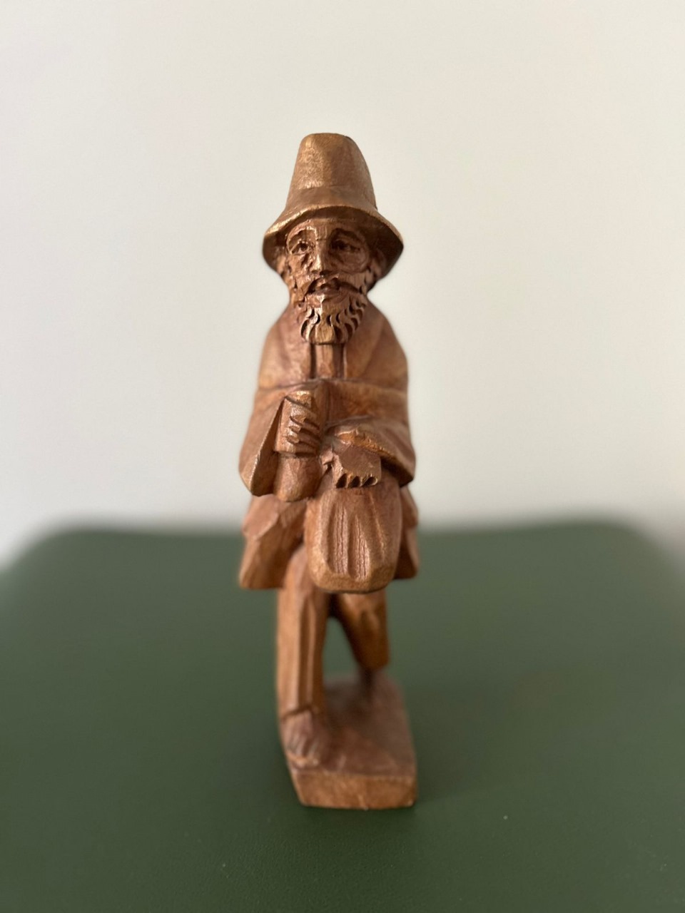 Figura madera viajero