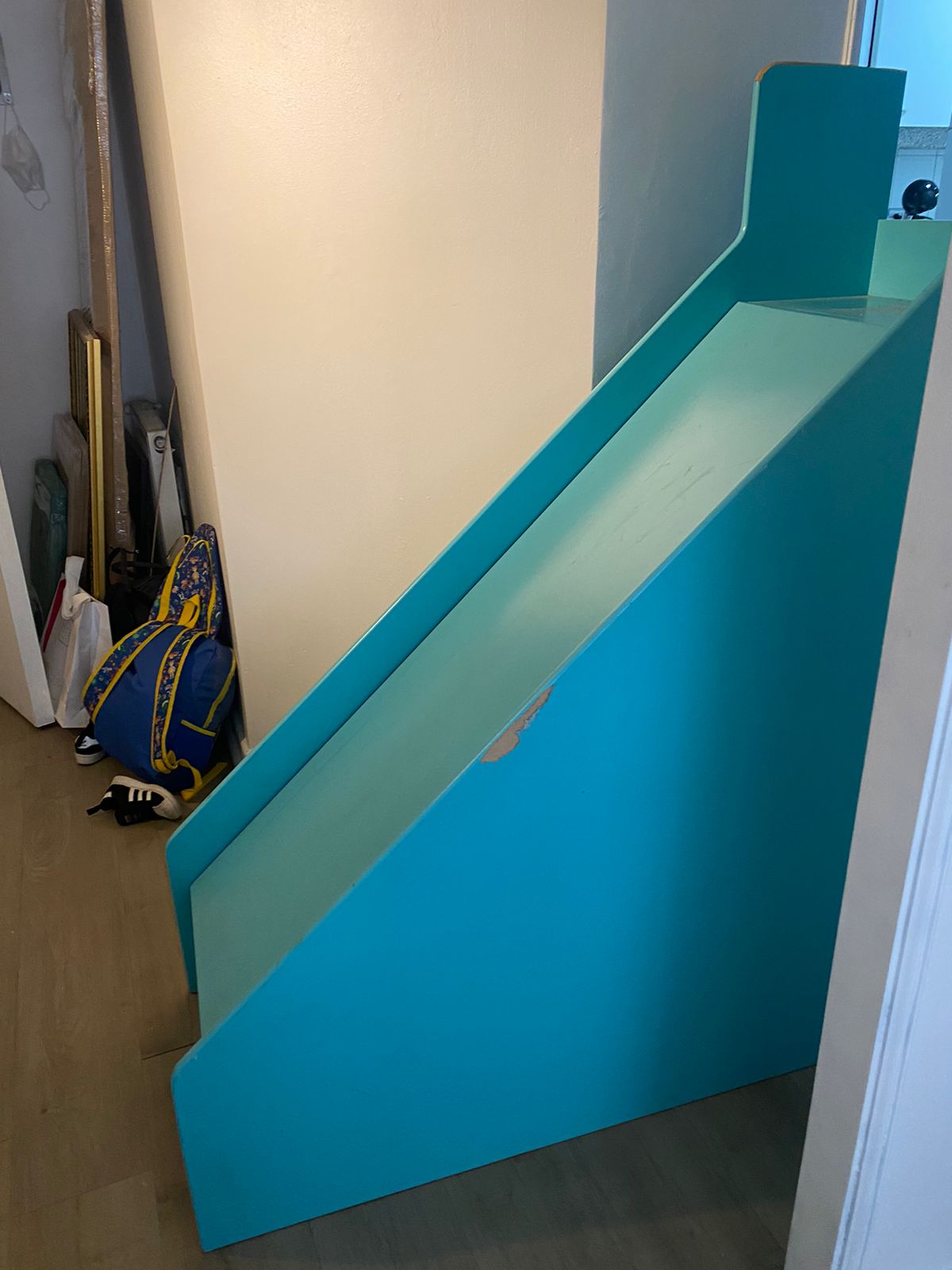 Resbalín con espacio para guardar