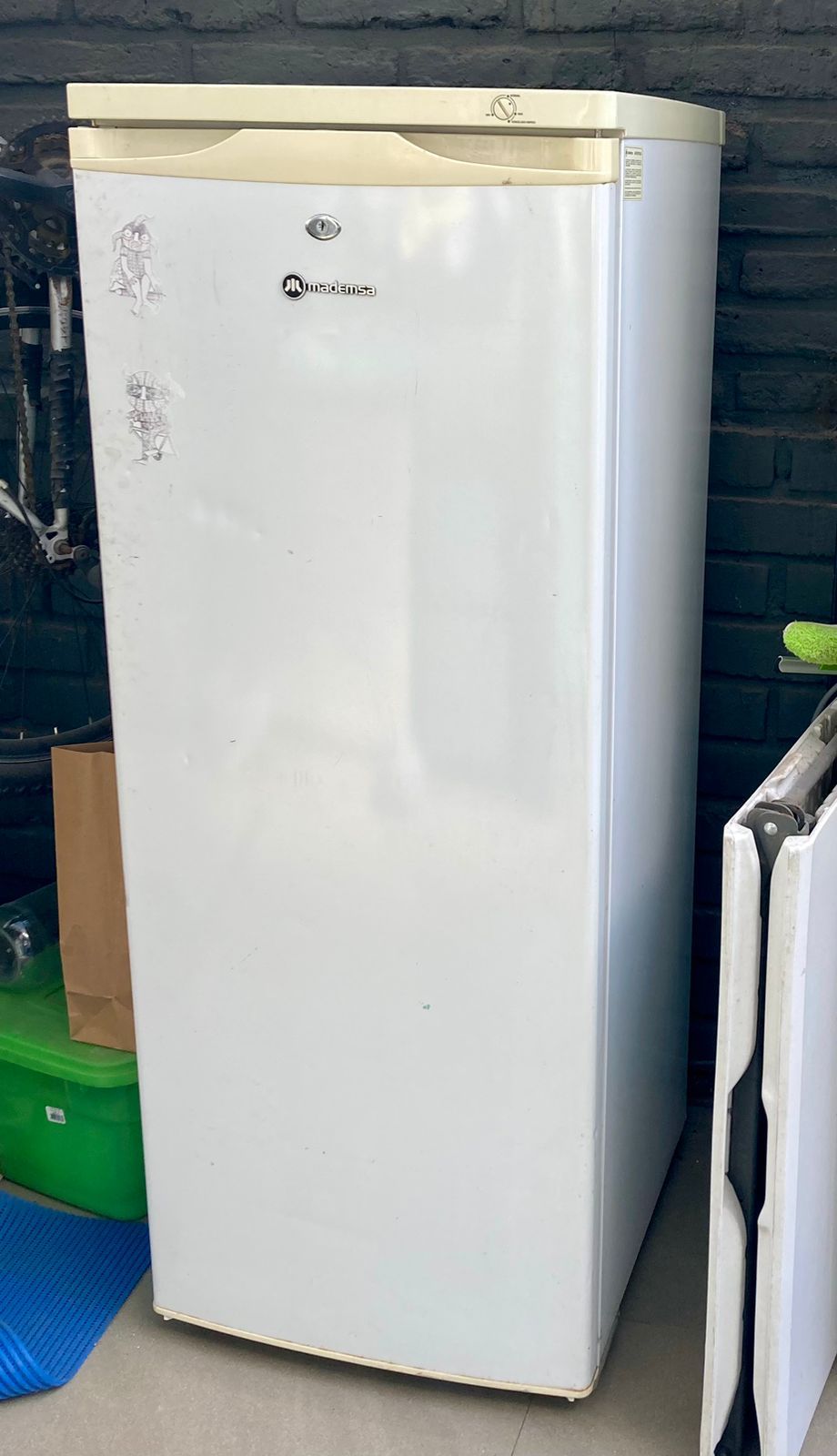 Congelador vertical Mademsa 177 lt