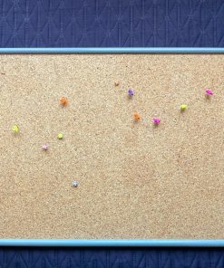 Pizarra de corcho con marco celeste