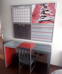 Escritorio gris y rojo con silla