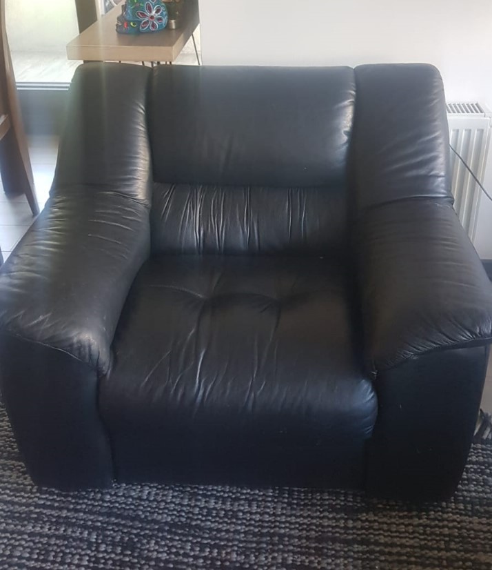 Sillón cuero pies madera