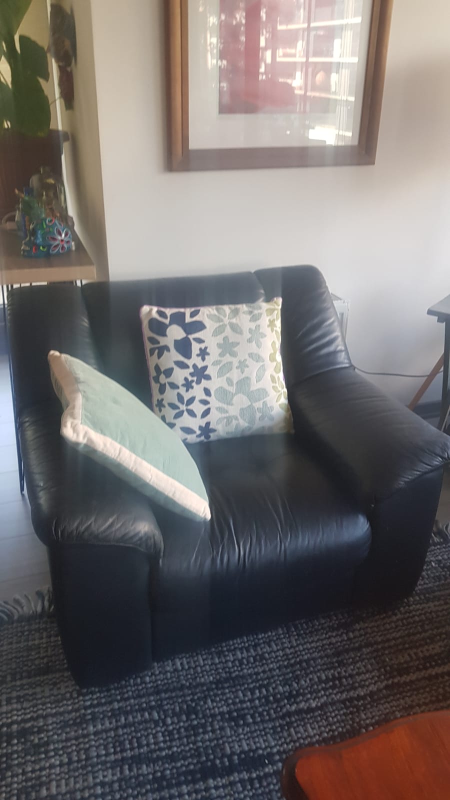 Sillón cuero pies madera - Imagen 4