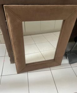 Espejo con marco de gamuza