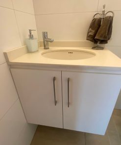 Mueble vanitorio aéreo con lavamanos