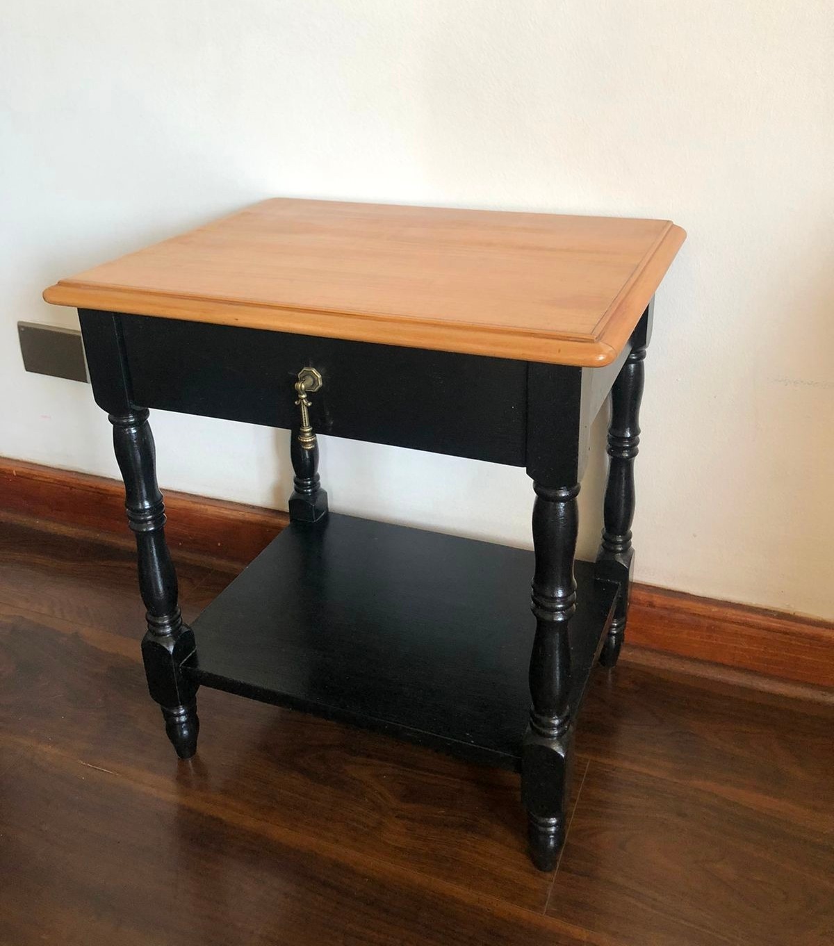 Velador negro con cajón y cubierta madera natural