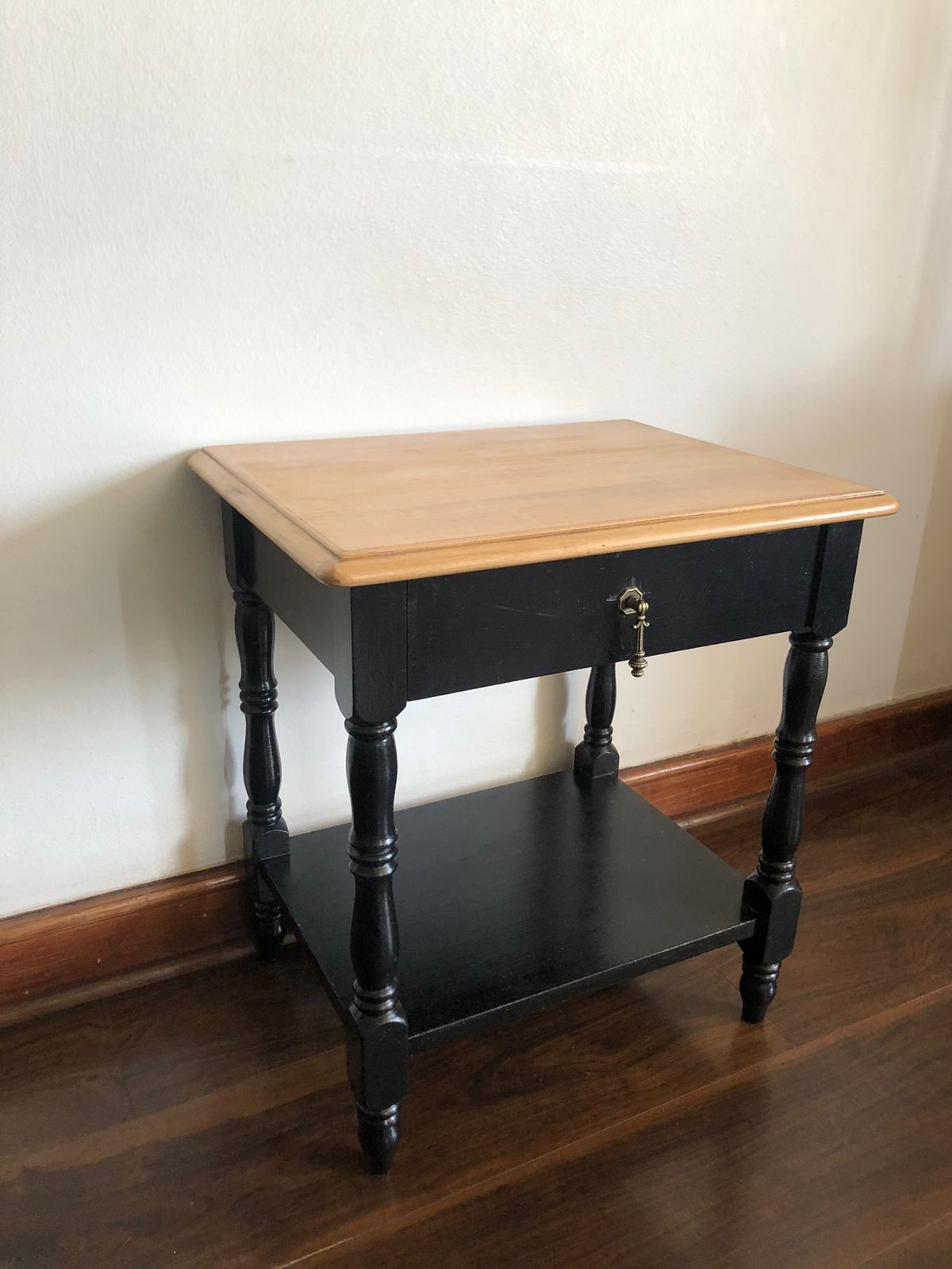 Velador negro con cajón y cubierta madera natural - Imagen 2