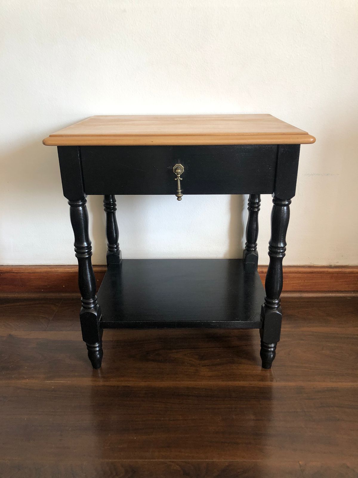 Velador negro con cajón y cubierta madera natural - Imagen 3