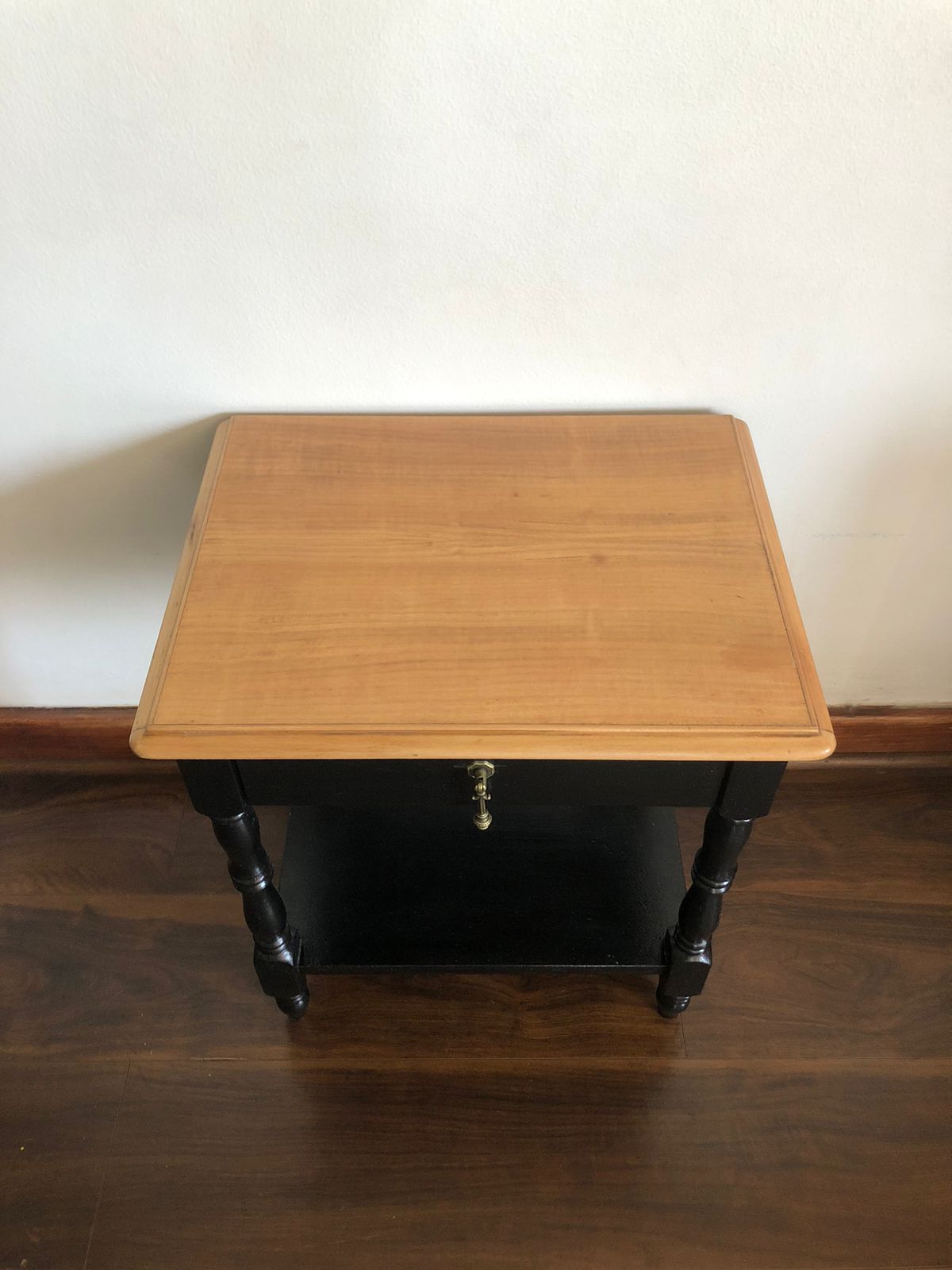 Velador negro con cajón y cubierta madera natural - Imagen 4