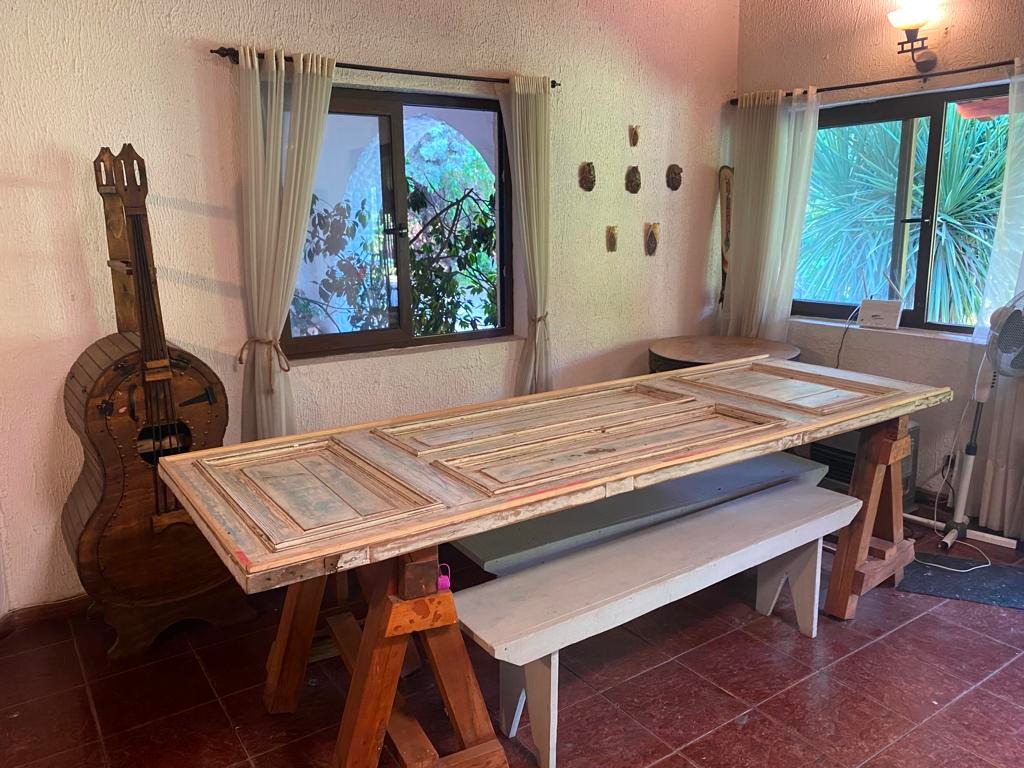 Juego comedor cubierta puerta antigua con caballetes y 2 bancas