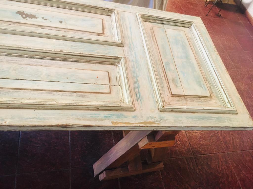 Juego comedor cubierta puerta antigua con caballetes y 2 bancas - Imagen 2