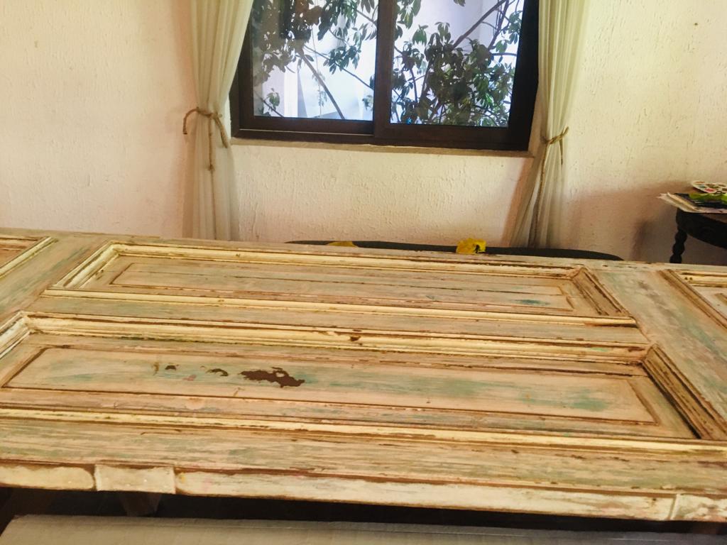 Juego comedor cubierta puerta antigua con caballetes y 2 bancas - Imagen 4