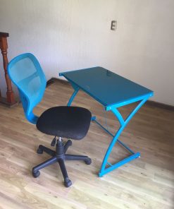 Escritorio y silla azul