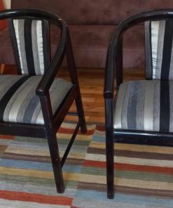 Par de sitiales negros