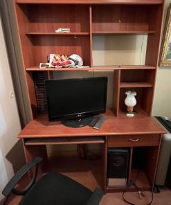 Escritorio con biblioteca