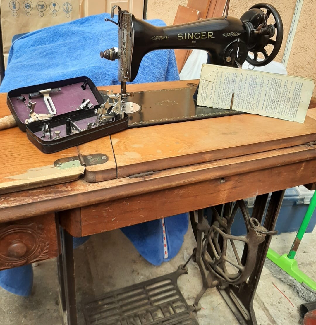 Máquina de coser Singer antigua con mueble - Imagen 4