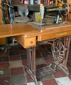 Máquina de coser antigua con mueble